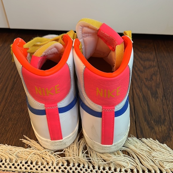 Nike Women’s Blazer Mid '77 'ACG' in White/Pink/Crimson/Blue, Size 9.5 - Picture 10 of 14